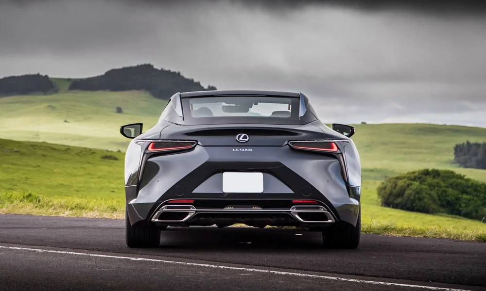 Фото Lexus LC 500 — вид сзади, фото 3. Корма в сером цвете: графика фонарей и пластика пятой двери. Насадки выхлопа или их имитация внизу бампера различают версии Lexus LC 500 — вид сзади, фото 3
