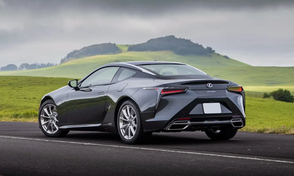 Фото Lexus LC 500 — вид сзади, фото 4. Серый кузов сзади — фонари и бампер определяют ночной образ модели. Светодиодная полоса или раздельные секции — задняя оптика стала главным украшением кормы Lexus LC 500 — вид сзади, фото 4