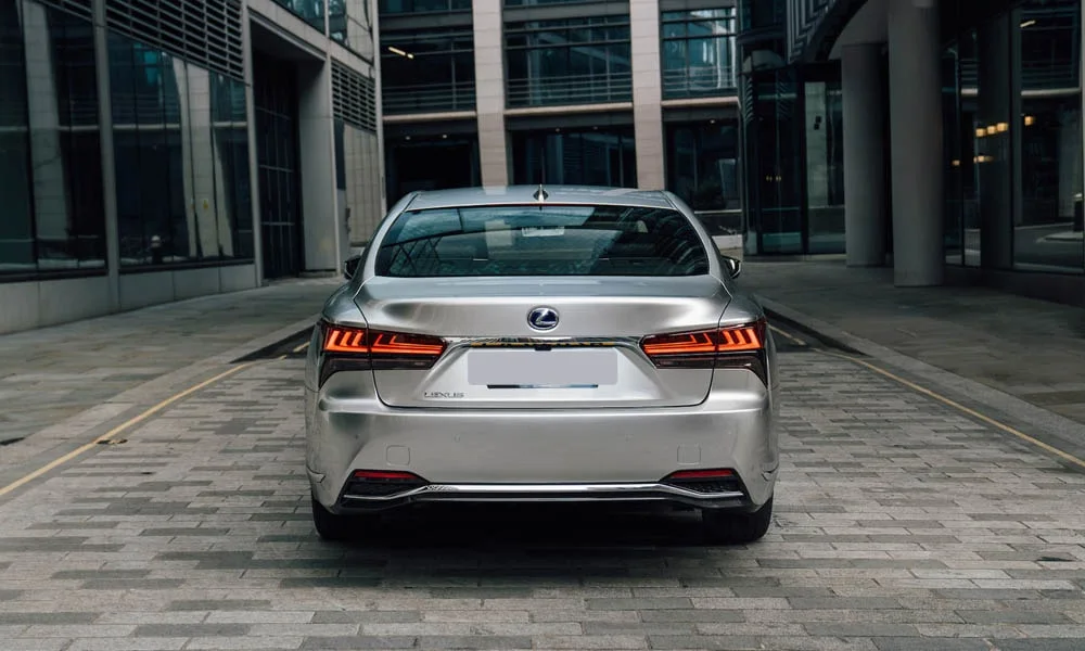 Lexus LS 350 — вид сзади, фото 2
