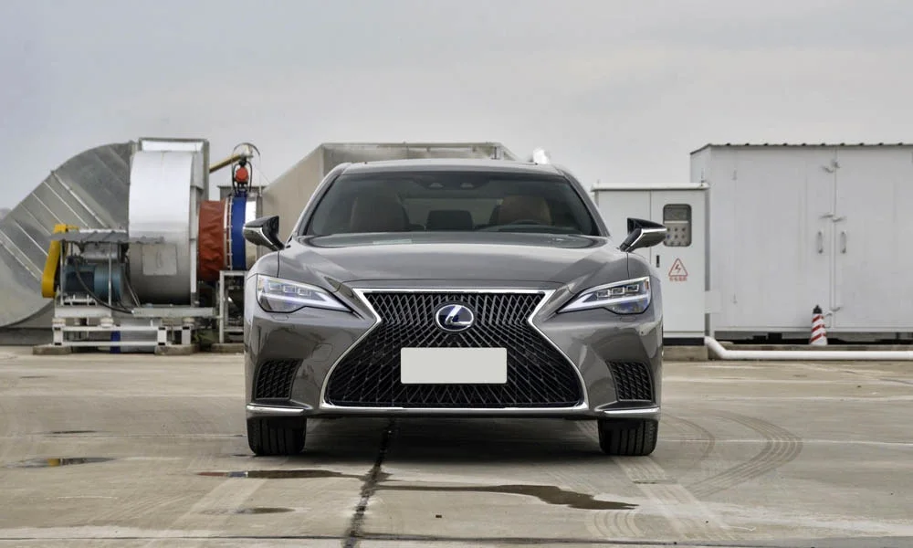 Lexus LS 500 — вид спереди, фото 2