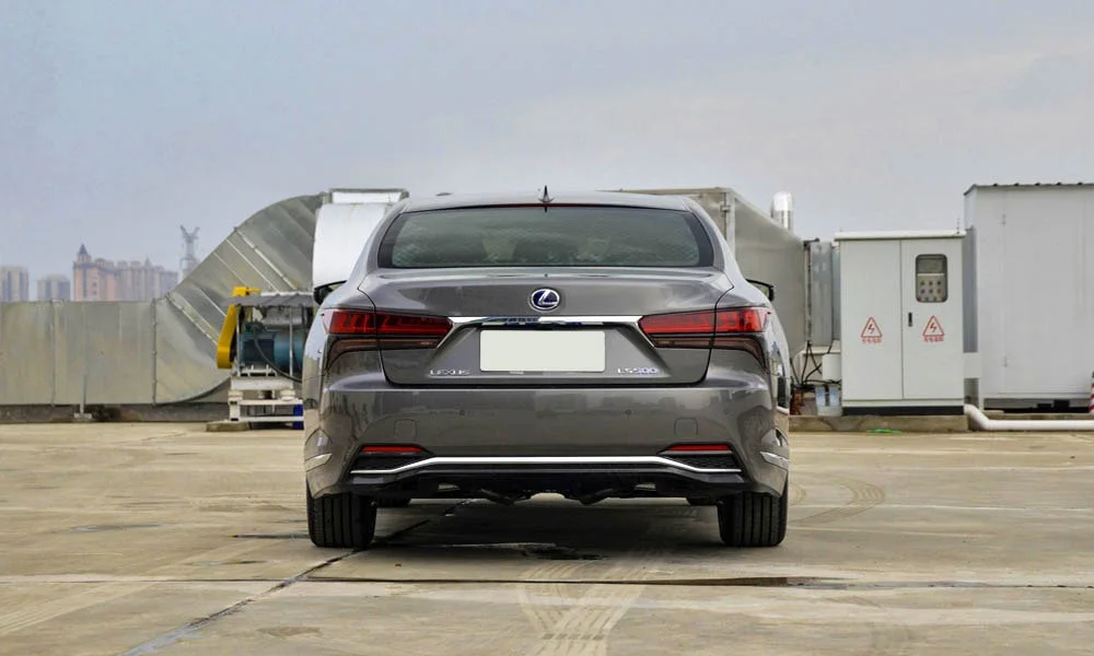 Lexus LS 500 — вид сзади, фото 3