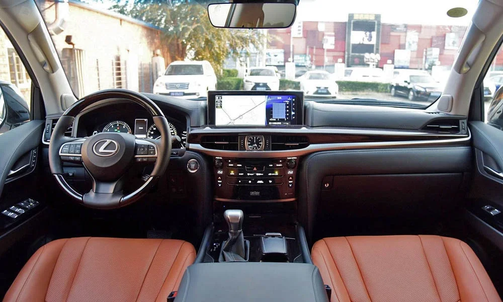 Фото Lexus LX 450d — передняя панель. Компоновка экранов, дефлекторов и консоли. Мягкие материалы верхнего яруса и вставки задают уровень интерьера Lexus LX 450d — передняя панель