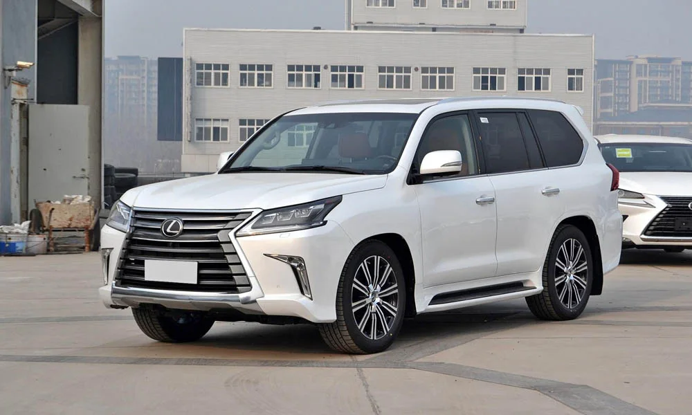 Фото Lexus LX 450d — вид спереди, фото 3. Анфас: пропорции капота, посадка кузова и графика ходовых огней. Дневные ходовые огни включаются автоматически с запуском Lexus LX 450d — вид спереди, фото 3