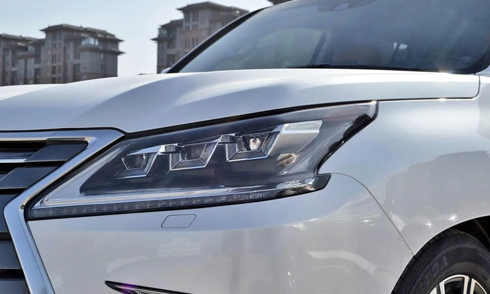 Фото Lexus LX 450d — передняя оптика. Линзы и секции ходовых огней крупным планом. Светодиодная оптика служит весь срок жизни машины без замены ламп Lexus LX 450d — передняя оптика