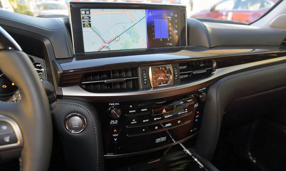 Фото Lexus LX 450d — экран мультимедиа. Интерфейс медиасистемы крупным планом Lexus LX 450d — экран мультимедиа