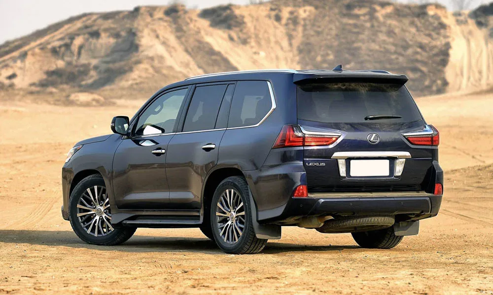 Фото Lexus LX 450d — вид сзади, фото 7. Графика фонарей, бампер и оформление пятой двери. Насадки выхлопа или их имитация внизу бампера различают версии Lexus LX 450d — вид сзади, фото 7