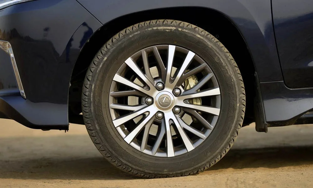 Фото Lexus LX 450d — колесо и диск. Дизайн спиц и профиль резины крупным планом. Индекс скорости и нагрузки читается на боковине шины Lexus LX 450d — колесо и диск