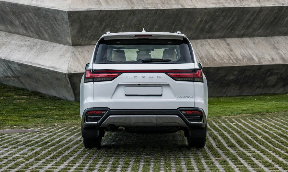 Lexus LX 500d (2022) — вид сзади, фото 2