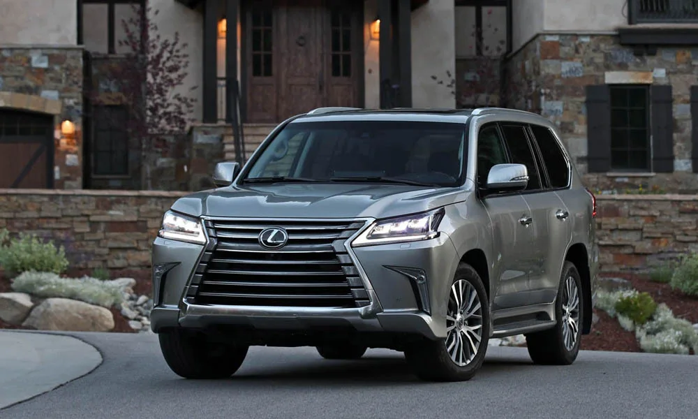 Фото Lexus LX 570 — вид спереди, фото 5. Анфас: пропорции капота, посадка кузова и графика ходовых огней. Рисунок ходовых огней — подпись модели, по нему её узнают в потоке Lexus LX 570 — вид спереди, фото 5