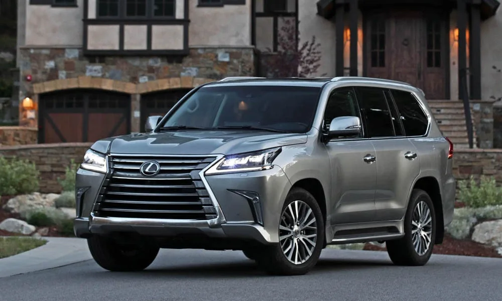Фото Lexus LX 570 — вид спереди, фото 6. Анфас: пропорции капота, посадка кузова и графика ходовых огней. Дневные ходовые огни включаются автоматически с запуском Lexus LX 570 — вид спереди, фото 6