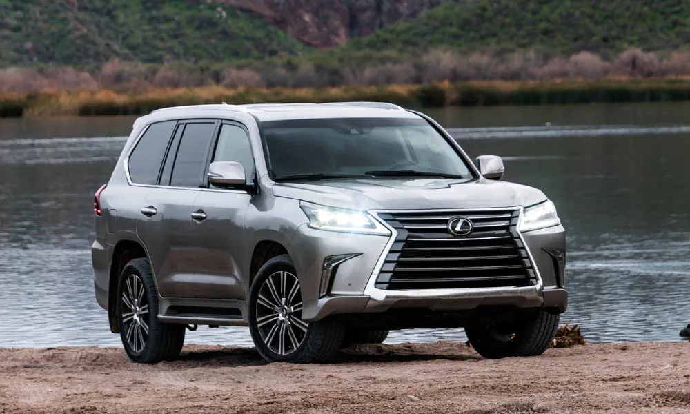 Фото Lexus LX 570 — вид спереди, фото 8. Оптика, решётка и бампер — первое впечатление о модели Lexus LX 570 — вид спереди, фото 8