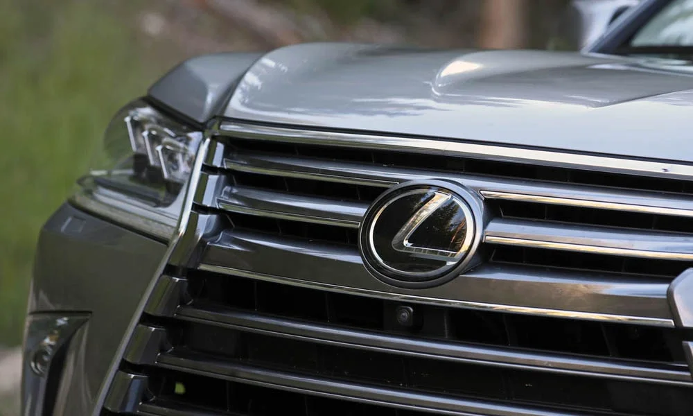 Фото Lexus LX 570 — вид спереди, фото 9. Анфас: пропорции капота, посадка кузова и графика ходовых огней. Дневные ходовые огни включаются автоматически с запуском Lexus LX 570 — вид спереди, фото 9