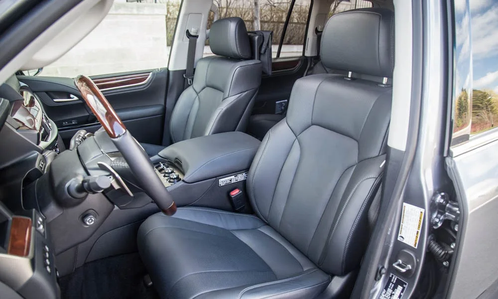 Фото Lexus LX 570 — передние сиденья. Профиль кресел: боковая поддержка и подголовники. Регулировки с памятью возвращают кресло под водителя одним нажатием — у версий с электроприводом Lexus LX 570 — передние сиденья