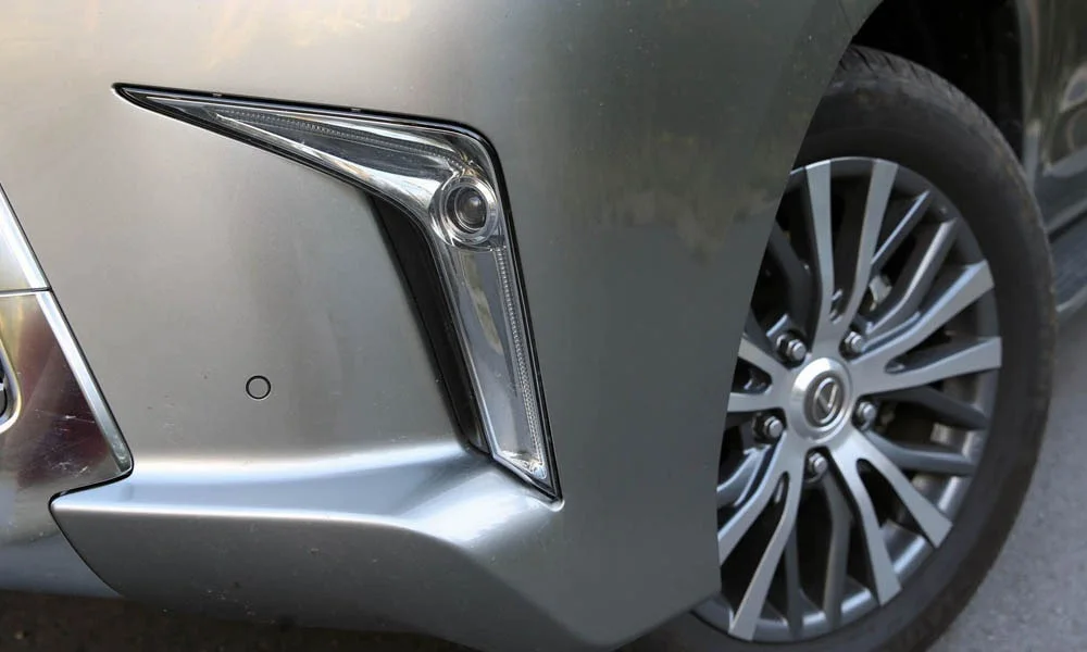 Фото Lexus LX 570 — передняя оптика, фото 2. Фара вблизи — самый детализированный элемент экстерьера. Светодиодная оптика служит весь срок жизни машины без замены ламп Lexus LX 570 — передняя оптика, фото 2