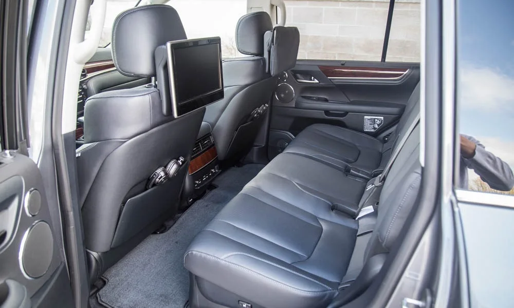 Фото Lexus LX 570 — интерьер. Общий план салона: архитектура панели, консоль и кресла. Уровень отделки читается по стыкам панелей и мягким поверхностям в зонах касания Lexus LX 570 — интерьер