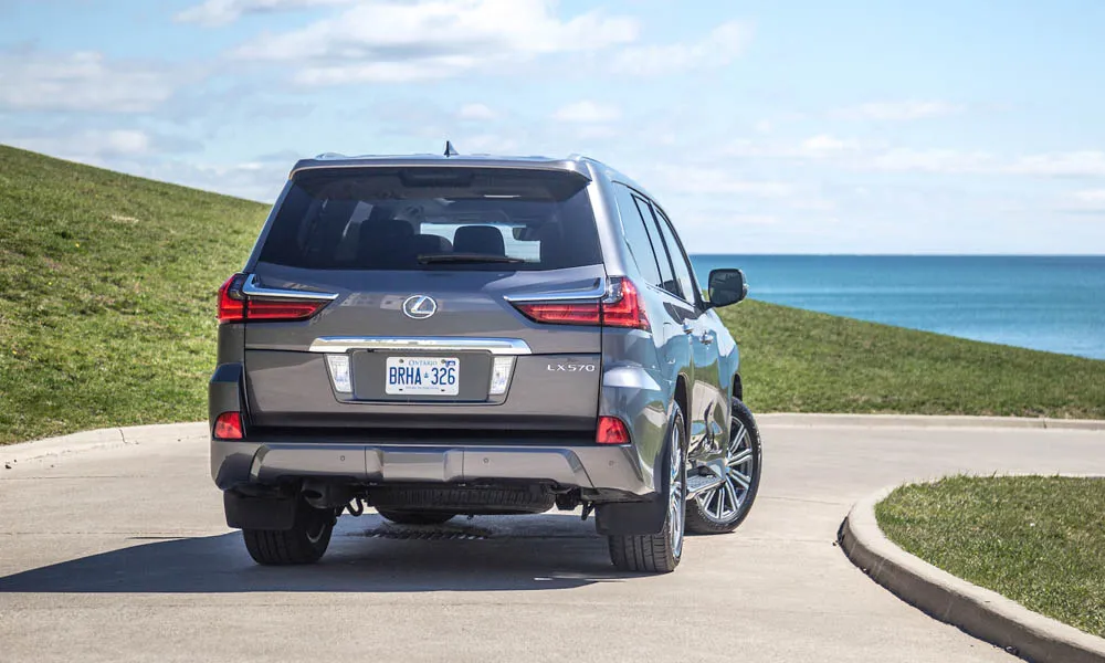Lexus LX 570 — вид сзади, фото 2
