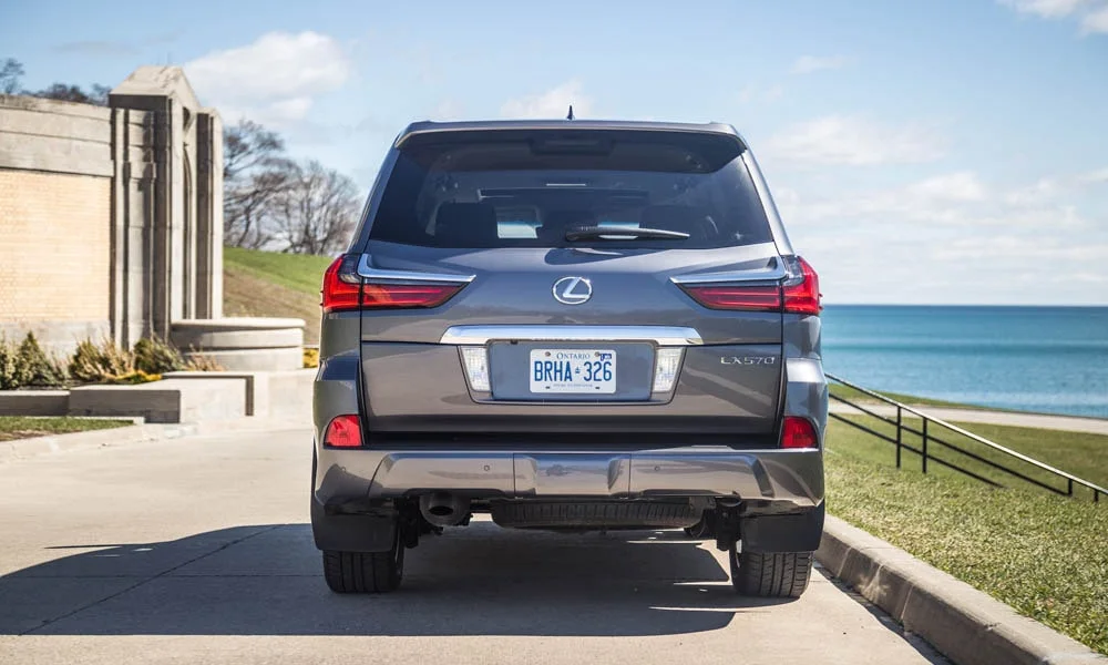 Фото Lexus LX 570 — вид сзади, фото 3. Графика фонарей, бампер и оформление пятой двери. Светодиодная полоса или раздельные секции — задняя оптика стала главным украшением кормы Lexus LX 570 — вид сзади, фото 3