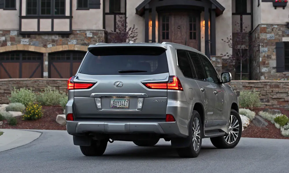 Фото Lexus LX 570 — вид сзади, фото 4. Графика фонарей, бампер и оформление пятой двери. Светодиодная полоса или раздельные секции — задняя оптика стала главным украшением кормы Lexus LX 570 — вид сзади, фото 4
