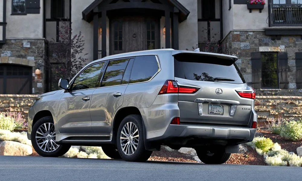 Фото Lexus LX 570 — вид сзади, фото 5. Линия крыши, стойки и задняя дверь в серебристом исполнении Lexus LX 570 — вид сзади, фото 5