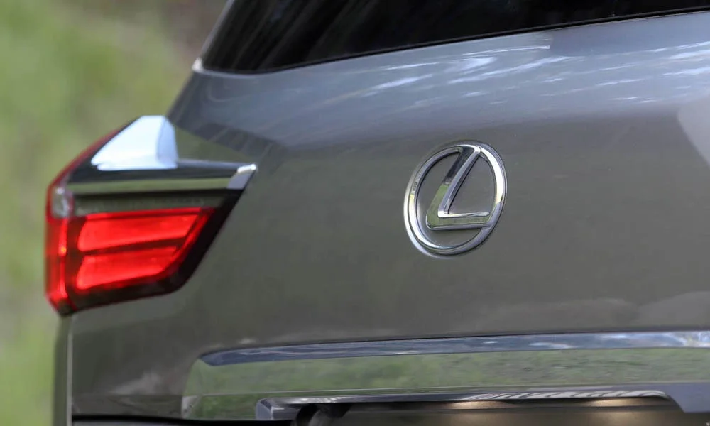 Фото Lexus LX 570 — вид сзади, фото 7. Серый кузов сзади — фонари и бампер определяют ночной образ модели. Светодиодная полоса или раздельные секции — задняя оптика стала главным украшением кормы Lexus LX 570 — вид сзади, фото 7