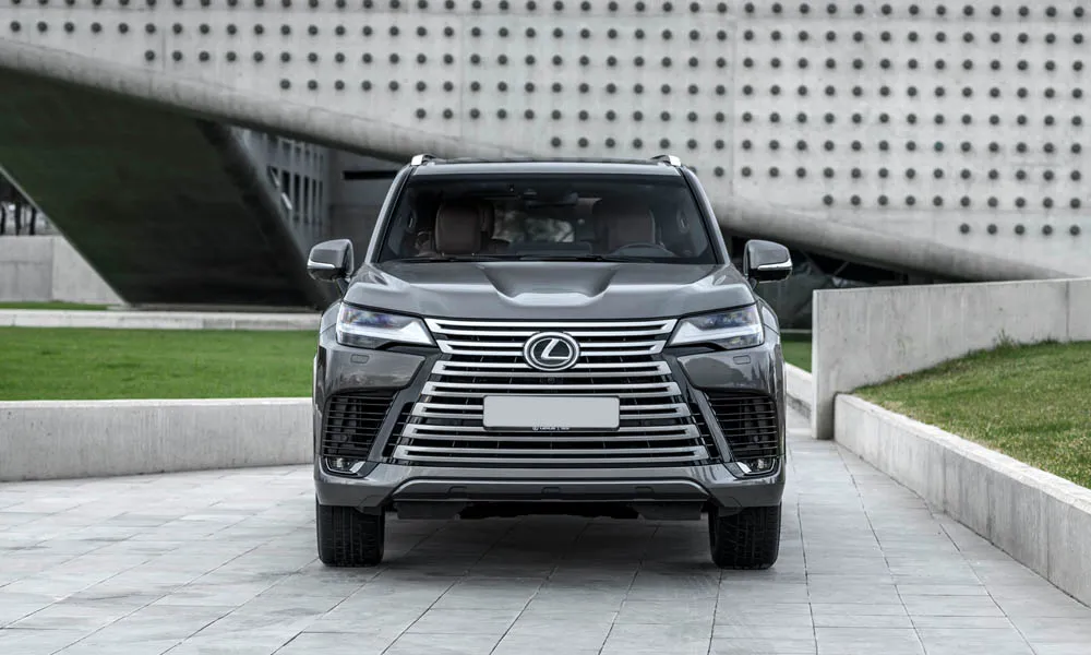 Lexus LX 600 (2022) — вид спереди, фото 3