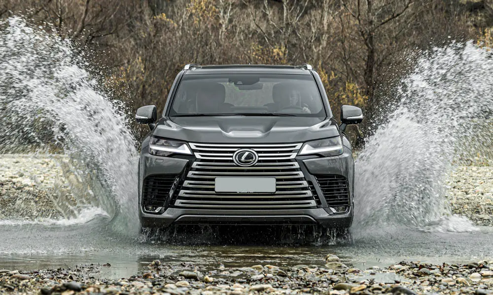 Фото Lexus LX 600 (2022) — вид спереди, фото 4. Оптика, решётка и бампер — первое впечатление о модели. Рисунок ходовых огней — подпись модели, по нему её узнают в потоке Lexus LX 600 (2022) — вид спереди, фото 4