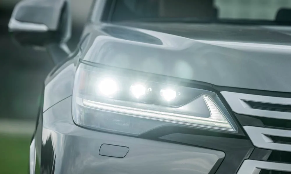 Фото Lexus LX 600 (2022) — вид спереди, фото 7. Оптика, решётка и бампер — первое впечатление о модели Lexus LX 600 (2022) — вид спереди, фото 7