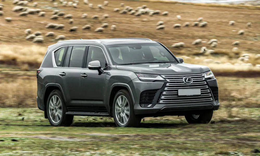 Фото Lexus LX 600 (2022) — вид спереди, фото 10. Оптика, решётка и бампер — первое впечатление о модели. Рисунок ходовых огней — подпись модели, по нему её узнают в потоке Lexus LX 600 (2022) — вид спереди, фото 10