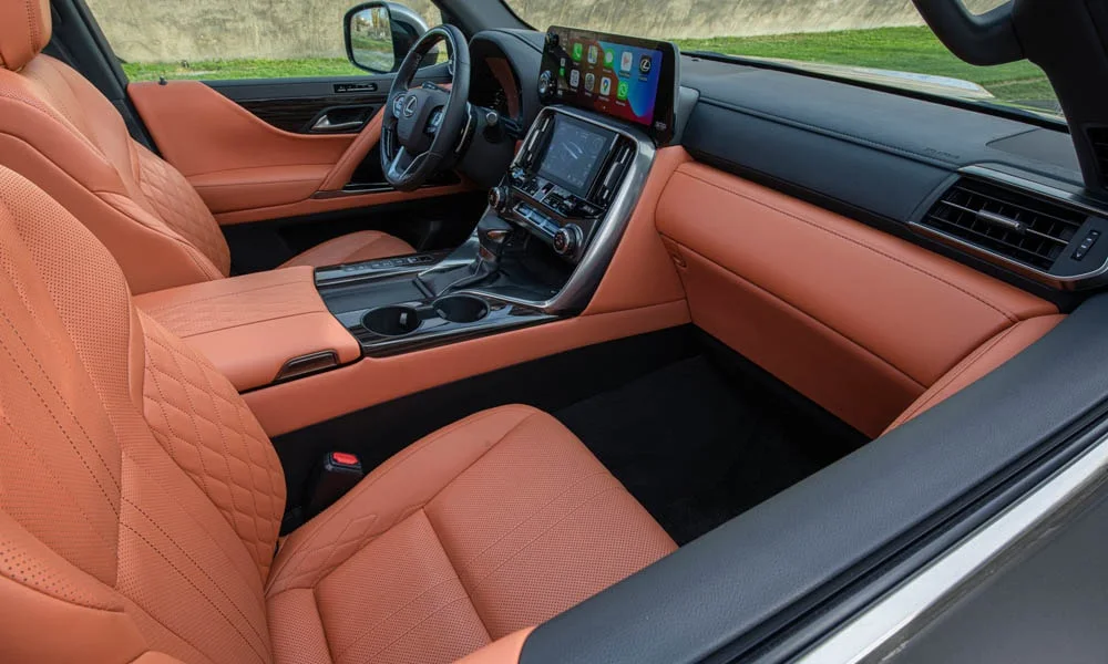 Фото Lexus LX 600 (2022) — интерьер. Общий план салона: архитектура панели, консоль и кресла Lexus LX 600 (2022) — интерьер