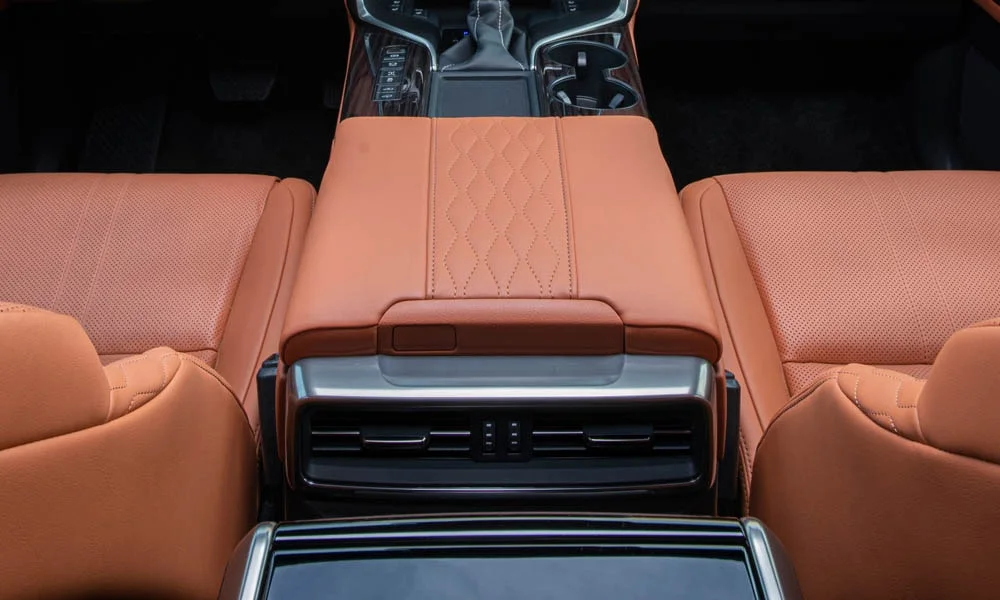 Фото Lexus LX 600 (2022) — интерьер, фото 2. Общий план салона: архитектура панели, консоль и кресла. Светлая гамма зрительно расширяет салон, тёмная — практичнее в уходе Lexus LX 600 (2022) — интерьер, фото 2