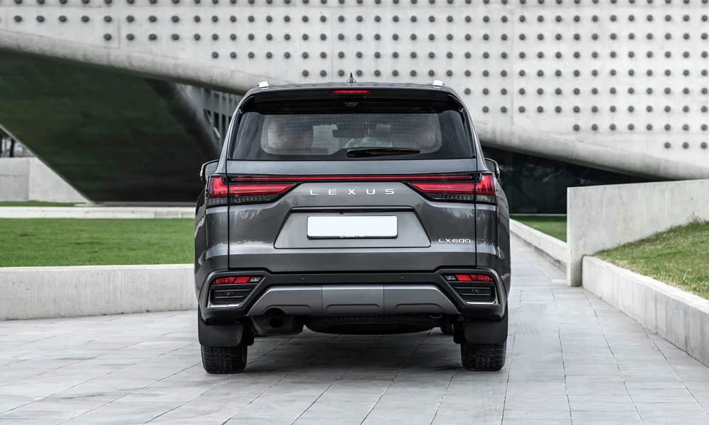 Lexus LX 600 (2022) — вид сзади, фото 2