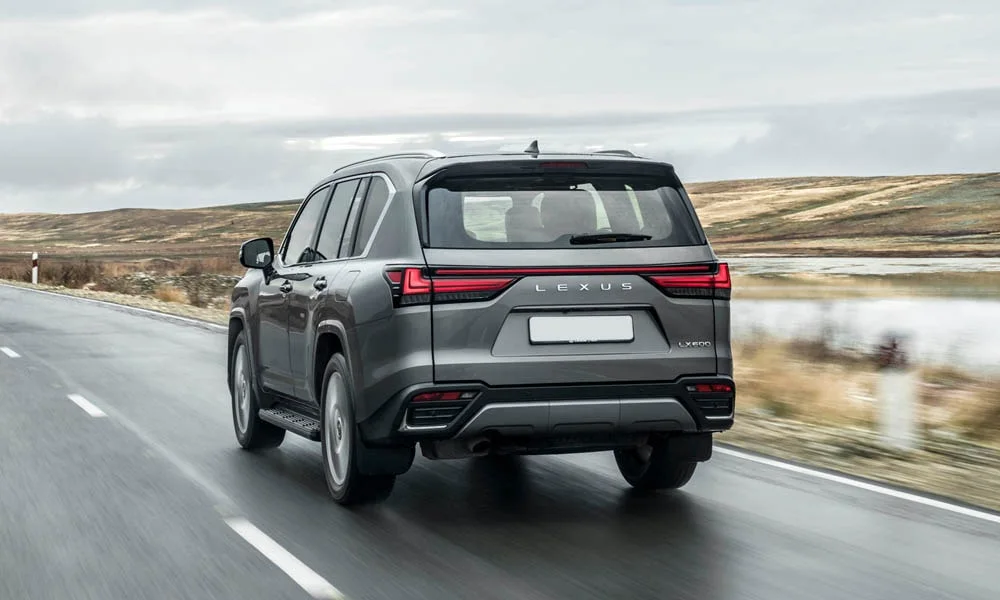 Фото Lexus LX 600 (2022) — вид сзади, фото 6. Графика фонарей, бампер и оформление пятой двери. Светодиодная полоса или раздельные секции — задняя оптика стала главным украшением кормы Lexus LX 600 (2022) — вид сзади, фото 6