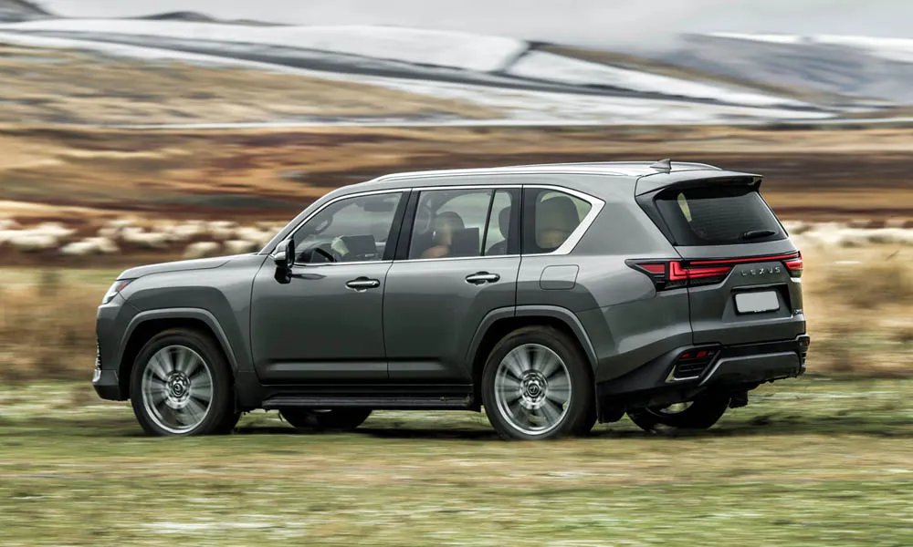 Фото Lexus LX 600 (2022) — вид сзади, фото 8. Графика фонарей, бампер и оформление пятой двери Lexus LX 600 (2022) — вид сзади, фото 8