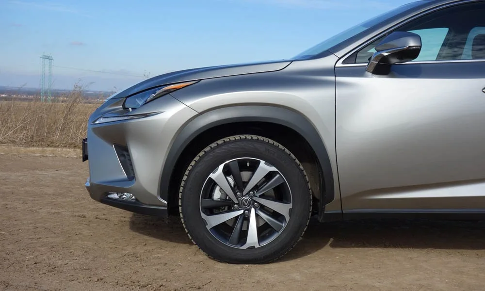 Lexus NX 300h — вид спереди, фото 3
