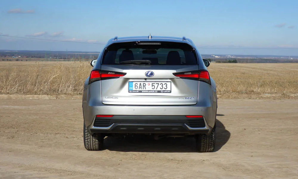Lexus NX 300h — вид сзади, фото 2