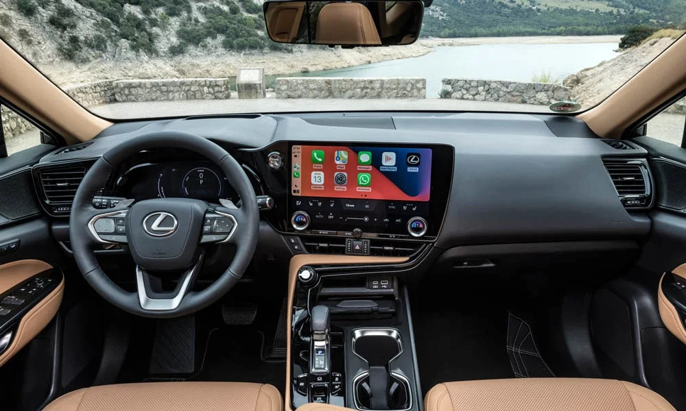 Фото Lexus NX 450h (2024) — передняя панель. Компоновка экранов, дефлекторов и консоли. Минимум физических кнопок — ставка на экранное управление Lexus NX 450h (2024) — передняя панель