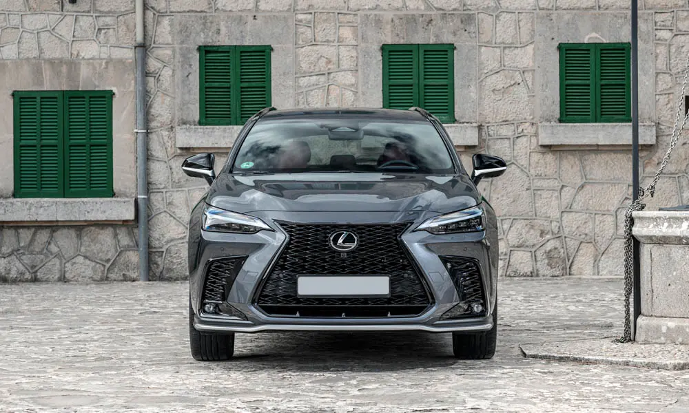 Фото Lexus NX 450h (2024) — вид спереди, фото 3. Оптика, решётка и бампер — первое впечатление о модели. Рисунок ходовых огней — подпись модели, по нему её узнают в потоке Lexus NX 450h (2024) — вид спереди, фото 3