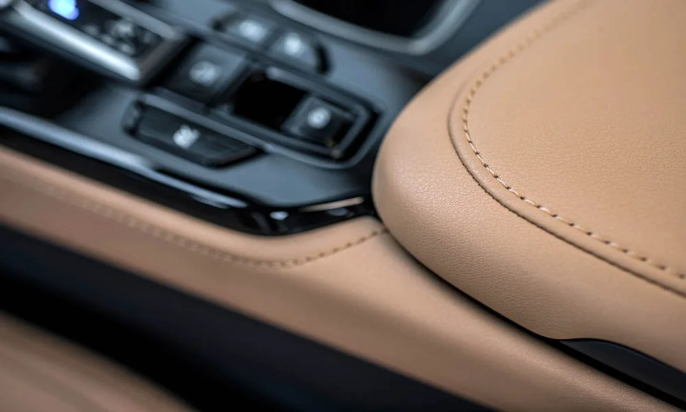 Фото Lexus NX 450h (2024) — интерьер, фото 3. Общий план салона: архитектура панели, консоль и кресла Lexus NX 450h (2024) — интерьер, фото 3