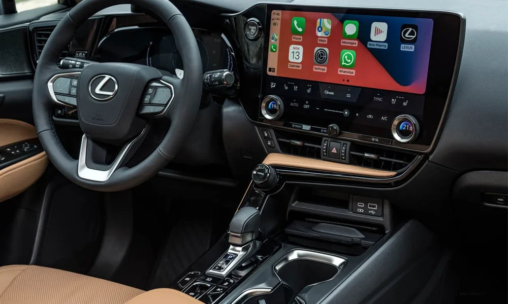 Фото Lexus NX 450h (2024) — экран мультимедиа. Вертикальный экран мультимедиа — карты и списки помещаются целиком. Климат и обогревы часто управляются с этого экрана — привыкание занимает пару дней Lexus NX 450h (2024) — экран мультимедиа