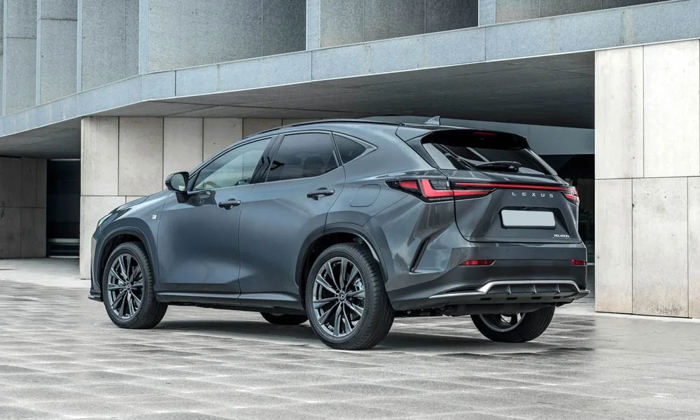 Фото Lexus NX 450h (2024) — вид сзади. Графика фонарей, бампер и оформление пятой двери. Светодиодная полоса или раздельные секции — задняя оптика стала главным украшением кормы Lexus NX 450h (2024) — вид сзади