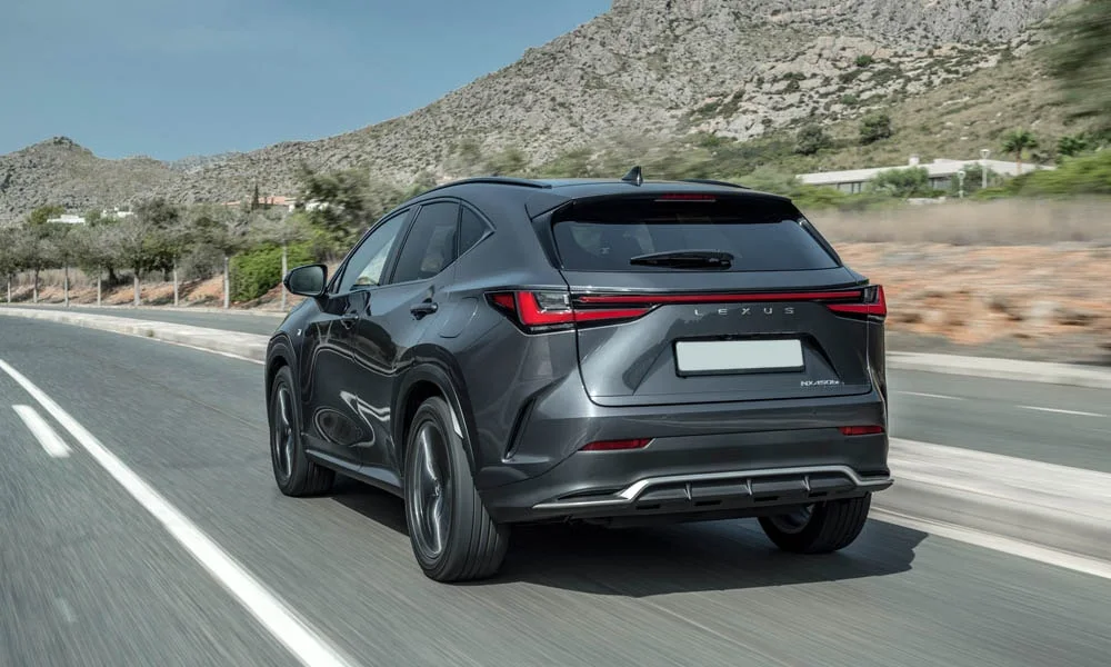 Фото Lexus NX 450h (2024) — вид сзади, фото 5. Графика фонарей, бампер и оформление пятой двери Lexus NX 450h (2024) — вид сзади, фото 5