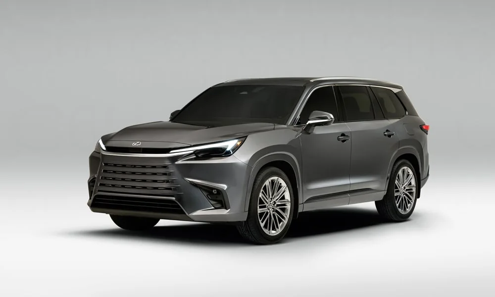 Фото Lexus TX 500h — вид спереди, фото 4. Анфас: пропорции капота, посадка кузова и графика ходовых огней. Дневные ходовые огни включаются автоматически с запуском Lexus TX 500h — вид спереди, фото 4