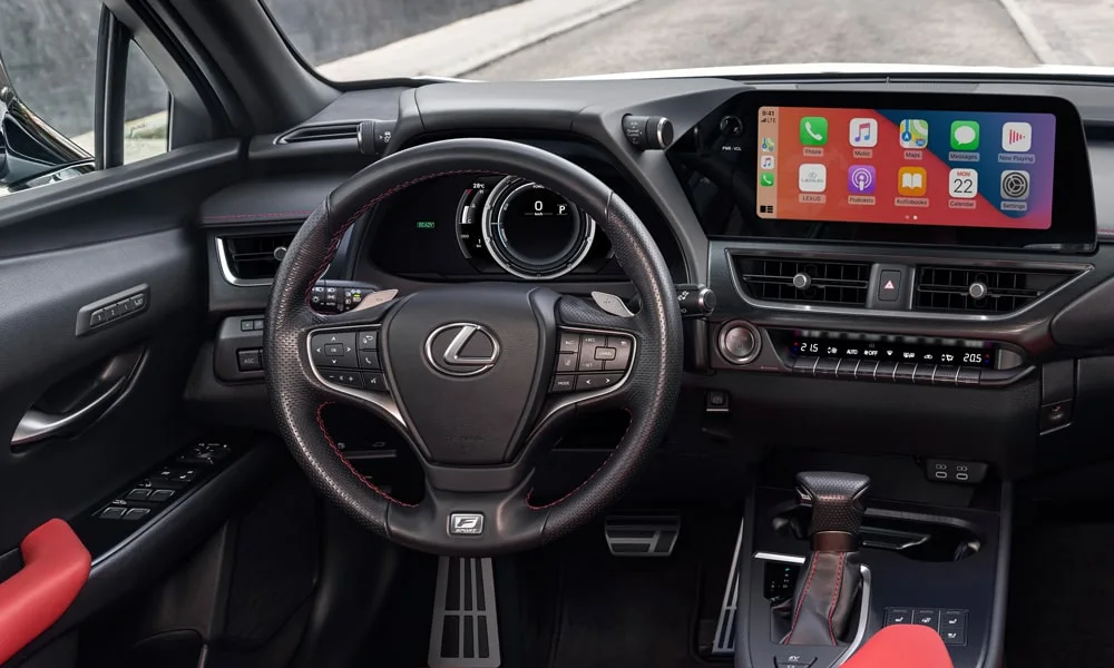 Фото Lexus UX 200 (2024) — передняя панель. Компоновка экранов, дефлекторов и консоли. Минимум физических кнопок — ставка на экранное управление Lexus UX 200 (2024) — передняя панель