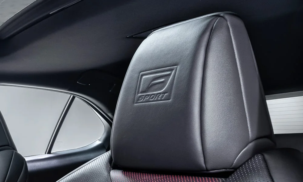 Фото Lexus UX 200 (2024) — интерьер, фото 3. Общий план салона: архитектура панели, консоль и кресла Lexus UX 200 (2024) — интерьер, фото 3