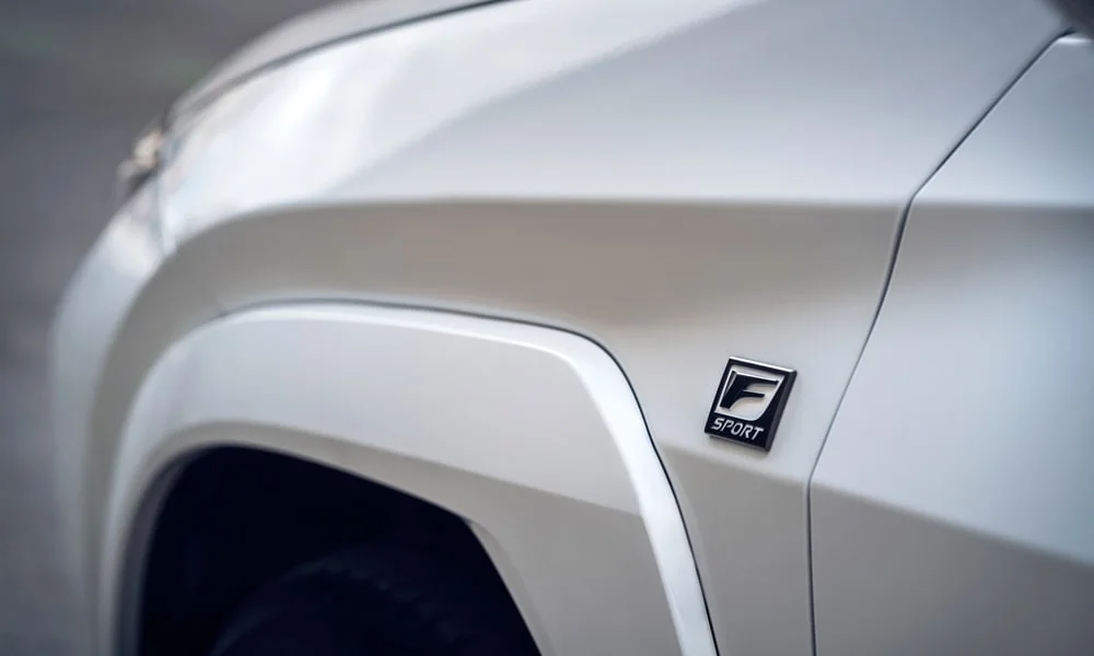 Фото Lexus UX 200 (2024) — интерьер, фото 5. Общий план салона: архитектура панели, консоль и кресла Lexus UX 200 (2024) — интерьер, фото 5