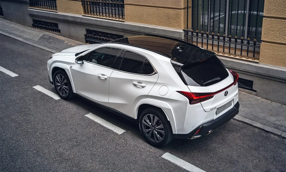 Фото Lexus UX 200 (2024) — крыша, фото 3. Линия крыши и панорамное остекление с высоты Lexus UX 200 (2024) — крыша, фото 3