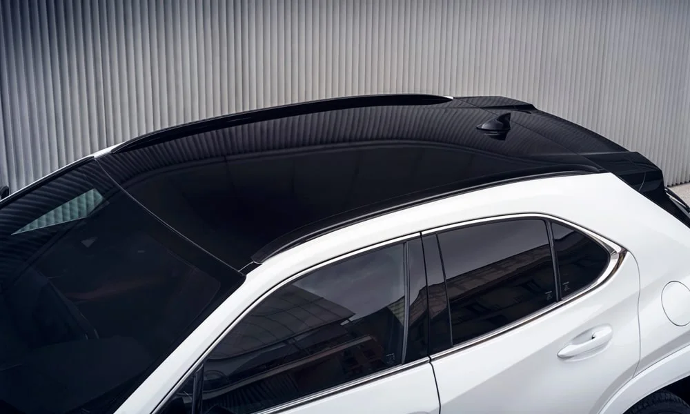 Фото Lexus UX 200 (2024) — крыша, фото 5. Линия крыши и панорамное остекление с высоты. Панорамное стекло зрительно увеличивает салон; шторка спасает в жару Lexus UX 200 (2024) — крыша, фото 5
