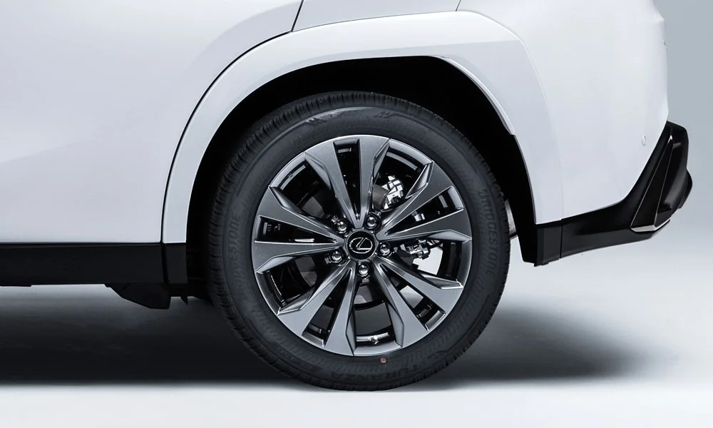 Фото Lexus UX 200 (2024) — колесо и диск. Дизайн спиц и профиль резины крупным планом. Индекс скорости и нагрузки читается на боковине шины Lexus UX 200 (2024) — колесо и диск