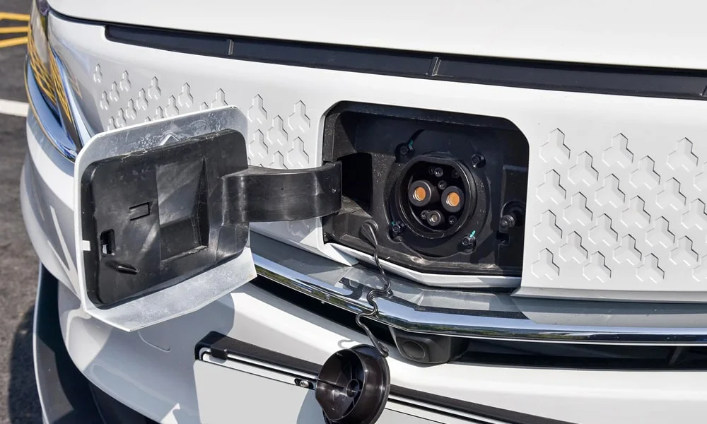 Фото Livan 80V (2024) — порт зарядки. Разъём и индикация процесса зарядки. Индикатор рядом с разъёмом показывает статус зарядки цветом Livan 80V (2024) — порт зарядки