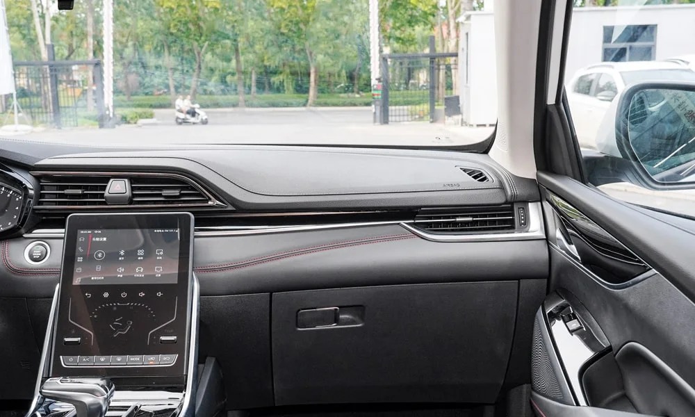 Фото Maxus D60 (2024) — интерьер. Общий план салона: архитектура панели, консоль и кресла Maxus D60 (2024) — интерьер